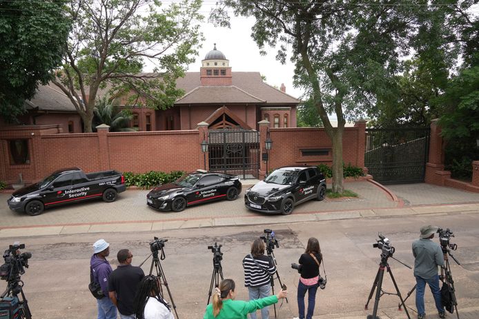 De verzamelde pers voor het huis van Pistorius' oom Arnold.