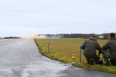 Bom uit Tweede Wereldoorlog ontploft op vliegbasis Gilze-Rijen: kabels doorgeknipt en scheur in baan