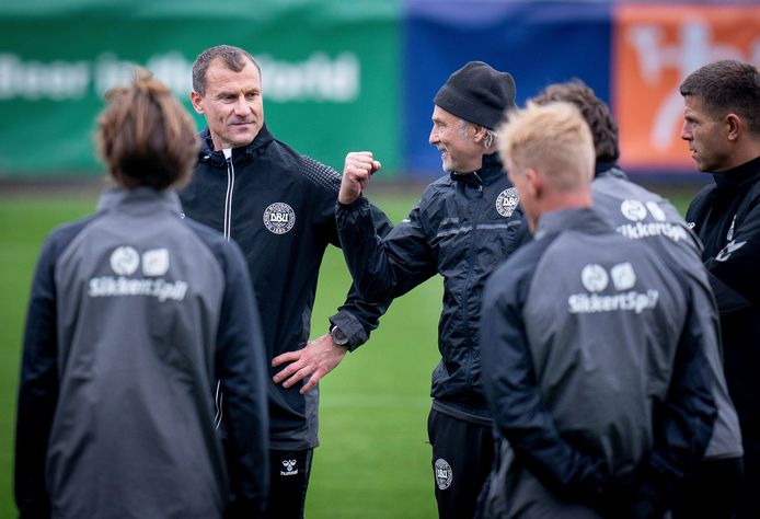 Keeperstrainer Lars Hoegh toont zijn vuist aan assistent Ebbe Sand. Zij zullen alvast de match van vanavond in goede banen leiden.