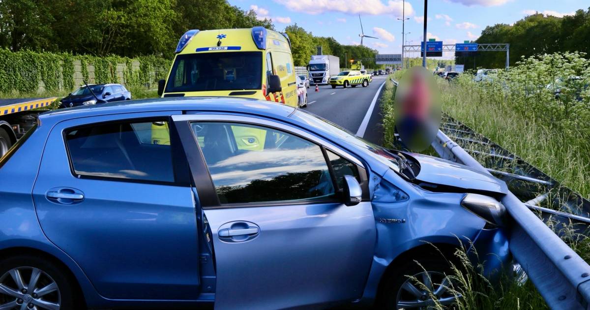 Vrachtwagen duwt auto vangrail in op A27 bij Hagestein