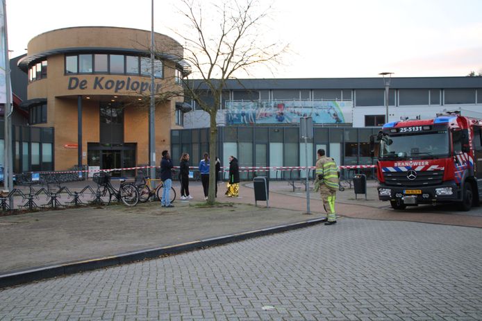 Sportcentrum de Koploper in Lelystad is dinsdagmorgen uit voorzorg ontruimd.
