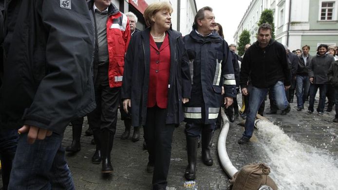 De Duitse Bondskanselier Angela Merkel tijdens haar bezoek vandaag aan de zwaargetroffen stad Passau.