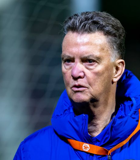 Louis van Gaal pakt direct alle grote thema’s bij de kop: ‘De voorkeur van spelers gaat deze week opzij’