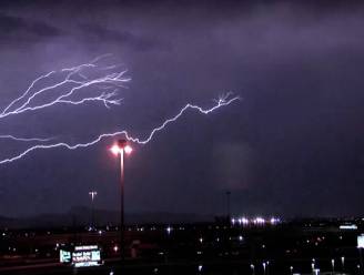 Bliksem zorgt voor spektakel in de lucht tijdens onweer boven Las Vegas