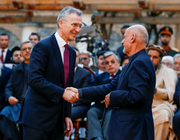 Navo-topman Jens Stoltenberg (L) met de inmiddels gevluchte president van Afghanistan Ashraf Ghani.