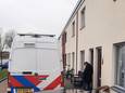 Forensisch rechercheurs onderzoeken de woning van de ouders op sporen die mogelijk iets zeggen over de dood van het kind.