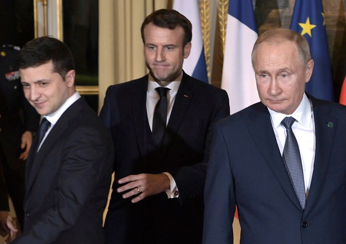 Zelensky (links) en Poetin (rechts) tijdens een bezoek aan de Franse president Macron (midden) eind 2019 in het Elysée.