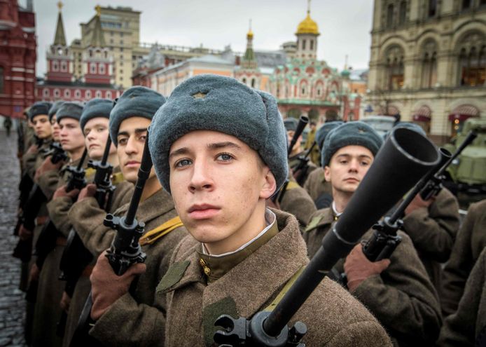 Archiefbeeld: Russische soldaten oefenen voor een militaire parade in Moskou.