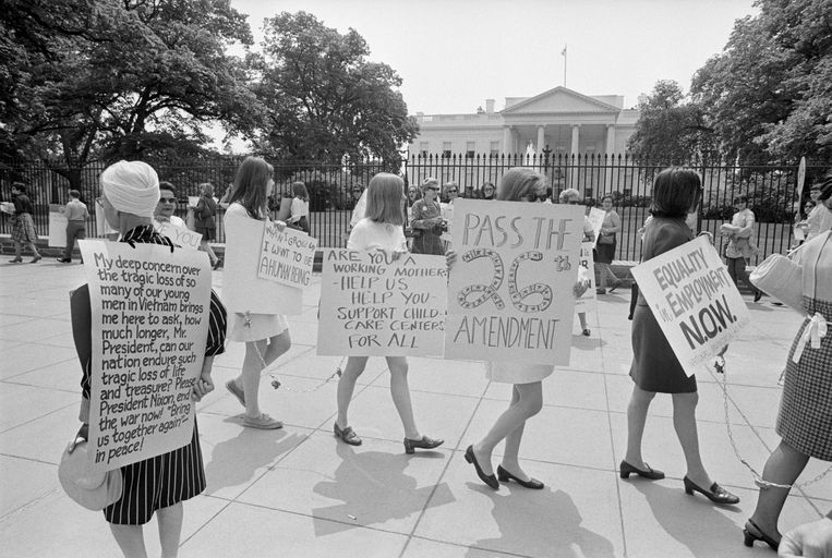 Een feministische groep ­genaamd de National ­Organization for Women protesteert voor het Witte Huis voor gelijke rechten. Beeld Bettmann Archive