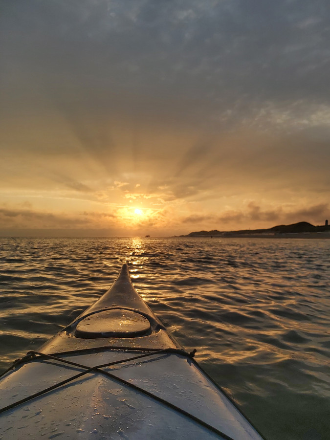 Wessel Dingemanse ving vanuit zijn kano de zonsondergang voor de kust van Zoutelande.
