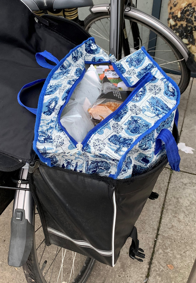 Boodschappen doen met alleen een fietstas om ze te dragen, dan moet je goed plannen, ervaart Barbour.
