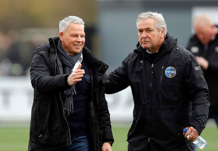 Peter Klomp (rechts) in een onderonsje met Smitshoek-trainer Edwin de Koning.