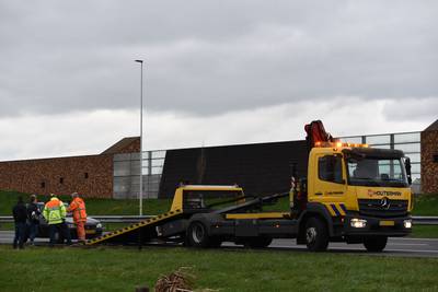 Rijdende auto loopt schade op door brand op A73 bij Beuningen
