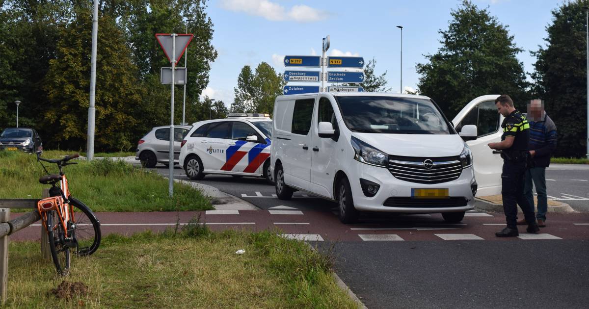 Wéér een ongeluk op Doetinchemse hoofdpijnrotonde: fietsster gewond door aanrijding met busje.