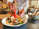 De bouillabaisse wordt zorgvuldig opgebouwd door chefkok Peter Donze van De Boekanier in Nieuwvliet.