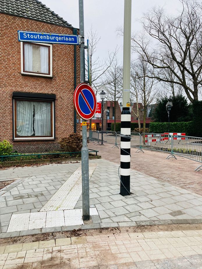 Een nieuwe blindengeleidestrook in Hoevelaken eindigt bij een hekwerk.