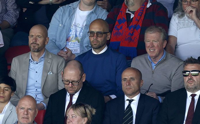 Erik ten Hag (links) met zijn twee assistent-coaches Mitchell van der Gaag (midden) en Steve McClaren (rechts)