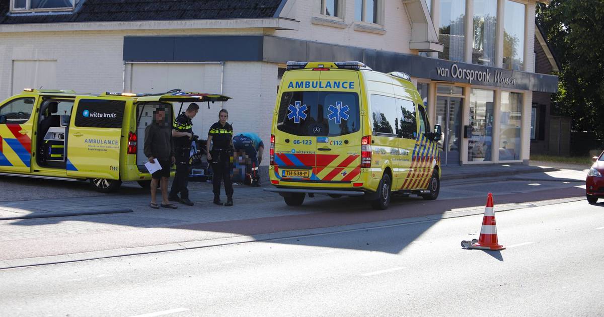 Fietser raakt gewond na botsing met auto in Loenen: slachtoffer per ambulance naar het ziekenhuis.