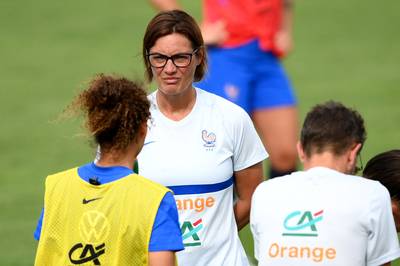 Corinne Diacre, bikkelharde bondscoach van ‘Les Bleues’ die niet vies is van controverse: “En deel je haar principes niet? Pech dan”