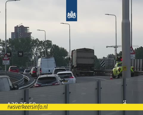 Een vrachtwagen met een lekke band zorgt voor file op de A20 richting Hoek van Holland.