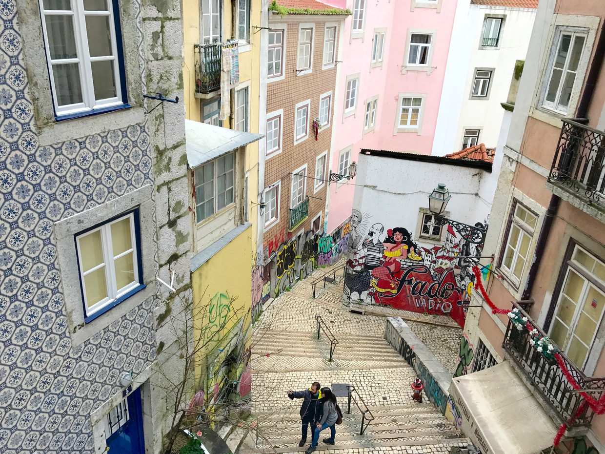 De wijk Mouraria in Lissabon, Smart on Drugs ziet in de Portugese aanpak een voorbeeld. Beeld RV