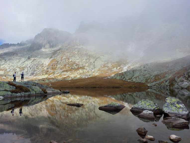 De Teryho hut-duikt op uit de mist. Hoge Tatra in Polen en Slowakije. Beeld Nanda Raaphorst