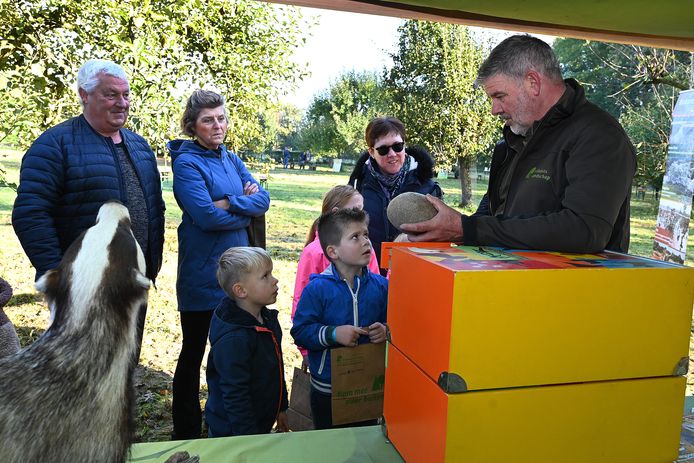 Boswachter Willy van Schipstal geeft tijdens het natuurfeest op Landgoed Tongelaar uitleg aan kinderen over de das.
En over een braakbal die uit een koe komt.