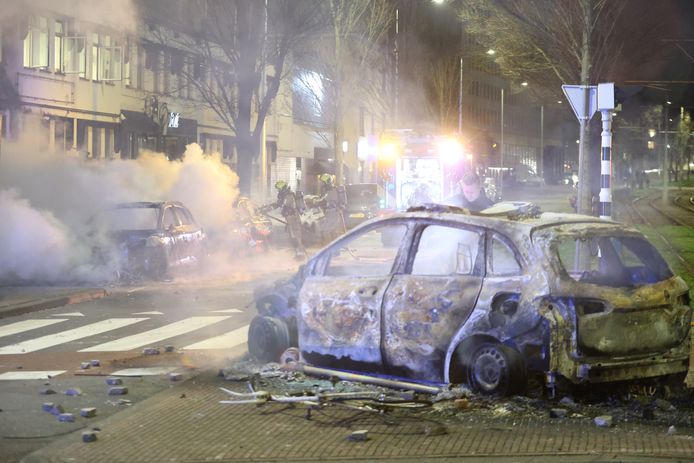 De hulpdiensten hebben het vanavond erg druk met honderden Eritreeërs die met elkaar in botsing zijn gekomen en grote schade aanrichten in de straten van Den Haag.