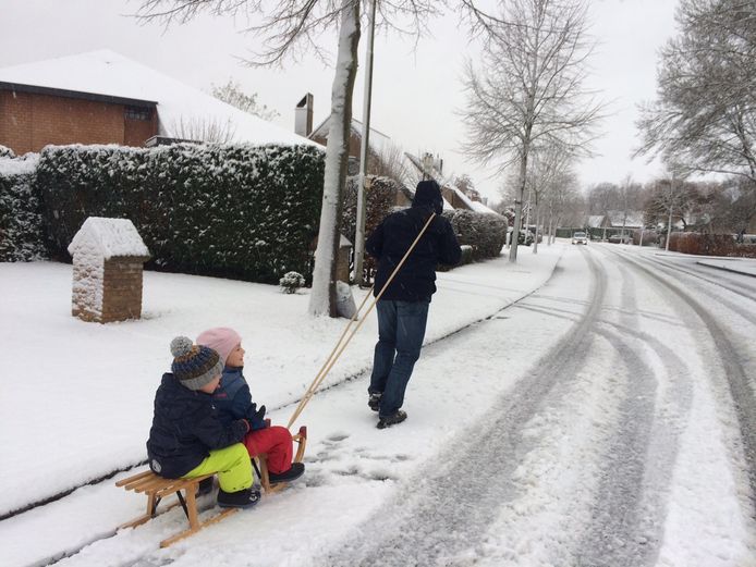 Ook in Gent profiteerden ze van de sneeuw om de slee boven te halen.