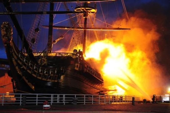 De replica van het VOC-schip Prins Willem is in de nacht van woensdag op donderdag door een felle brand verwoest. ANP