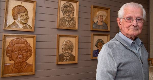 Martien (89) maakt portretten van hout: 'Johan Cruijff wacht op voltooiing' - De Gelderlander