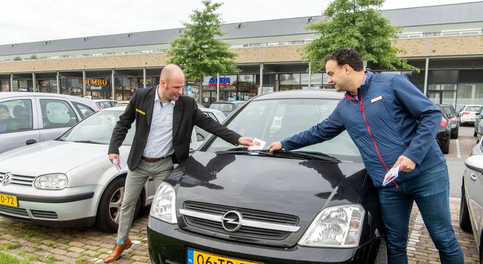 Jumbo-manager Dennis Oude Alink (links) en zijn collega Jan Willem Vrieze (Aldi) hebben al eerder geprobeerd om met briefjes langparkerende ROC-studenten te weren.