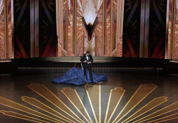 Jimmy Kimmel arriveert op de Oscars met een parachute.