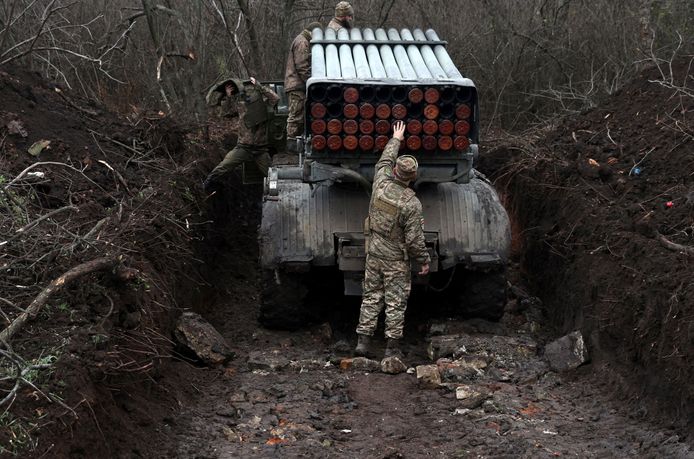 Украинские солдаты готовятся обстрелять российские позиции в Пакмуте.