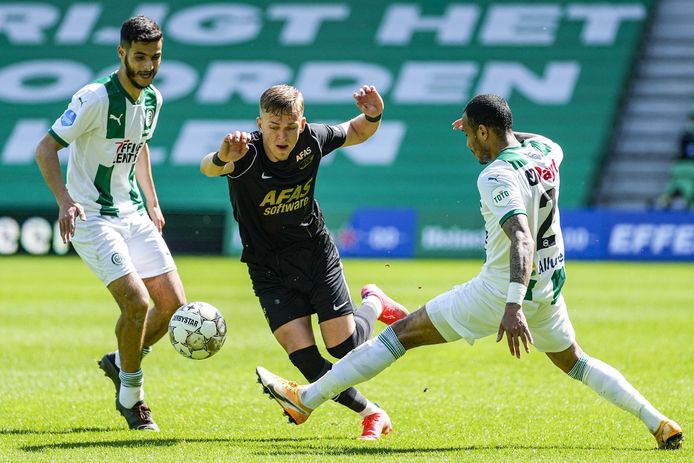 AZ-speler Jesper Karlsson komt niet door de verdediging van FC Groningen heen.