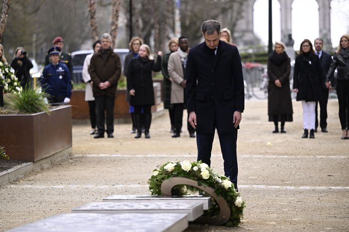 Alexander De Croo se recueillant devant la stèle commémorative des attentats de Bruxelles à Schuman, ce mercredi 22 mars.
