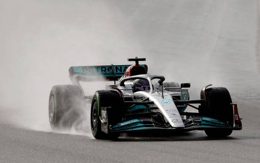 Lewis Hamilton in actie tijdens de regentest.