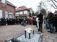De onthulling van de struikeldrempel in Terborg gebeurde onder grote belangstelling.