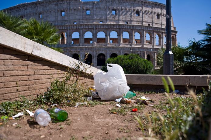 Rome heeft een enorm vuilnisprobleem. Het huisvuil stapelt zich geregeld op.