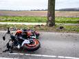 Een motorrijder is zaterdagmiddag zwaargewond geraakt bij een ongeval in Drimmelen.