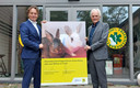Wethouder Johnas van Lammeren (links) en Roel Steenbeek (rechts) van de Dierenbescherming tekenden de nieuwe overeenkomst.