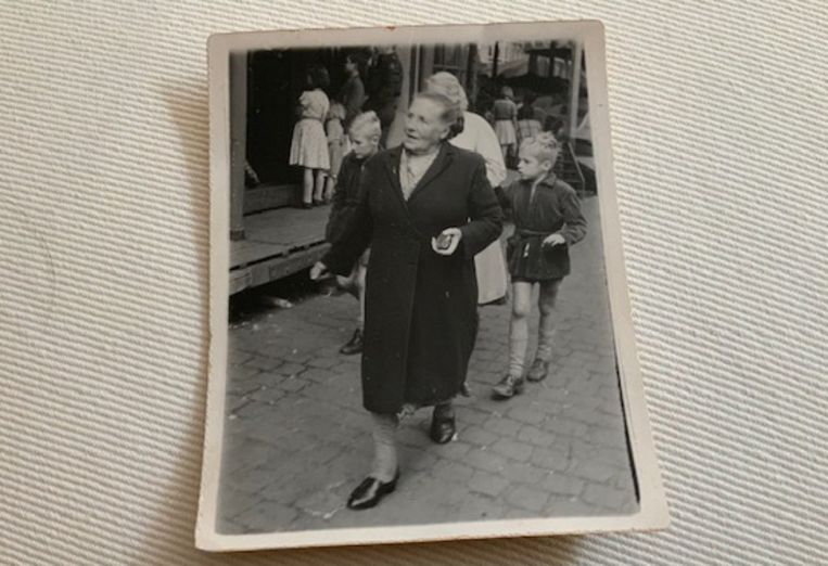 Rob van den Berg als kind met zijn oma Berta de Vries. Beeld Rob van den Berg