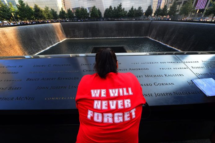 Nabestaanden aan het herdenkingsmonument op de plaats van de WTC-torens.