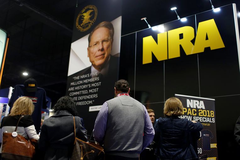 People sign up at the booth for the National Rifle Association (NRA) at the Conservative Political Action Conference (CPAC) at National Harbor, Maryland. Beeld REUTERS