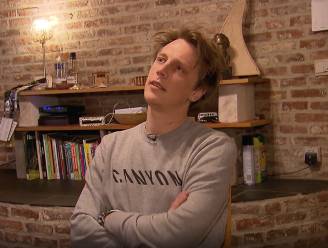 Benjamin uit 'Alloo In De Buitenlandse Gevangenis' over zijn ergste ervaring: “Ik heb ooit iemand zijn rug genaaid”