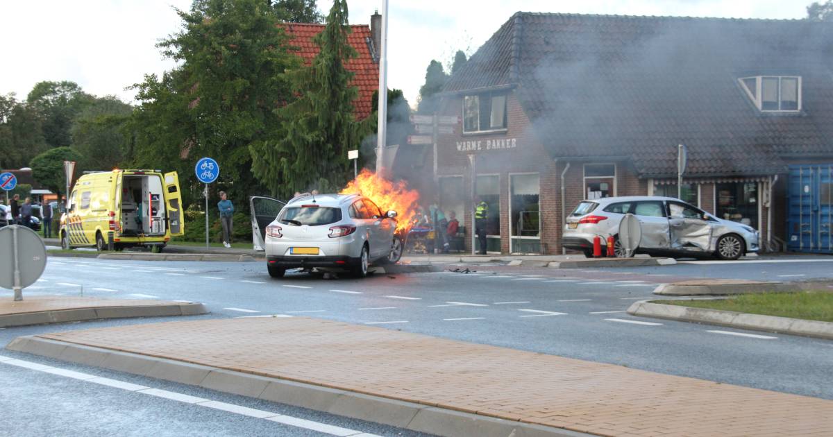 Auto vat vlam na aanrijding op N344 tussen Holten en Deventer.