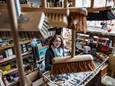 Mirjam Nijbroek is de vierde generatie die de Deventer Borstelwinkel, ook wel ‘De Kuiperij’, aan de Menstraat in Deventer bestiert. Deze maand is het 125 jaar geleden dat de winkel opende.
