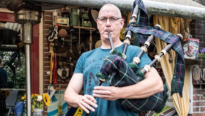 Arnout Rinkes blaast een deuntje op zijn 'bagpipe'. Dit keer in zijn gewoon kloffie. Normaliter speelt hij in de traditioneel 'battle dress'.