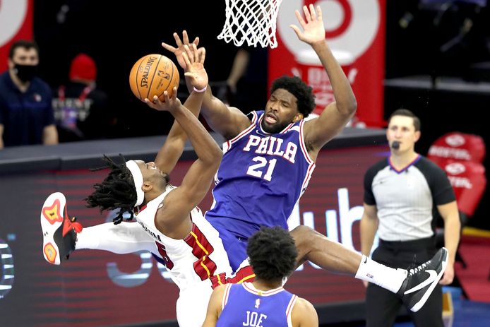 Joel Embiid (21) maakt een overtreding op Precious Achiuwa van Miami Heat.