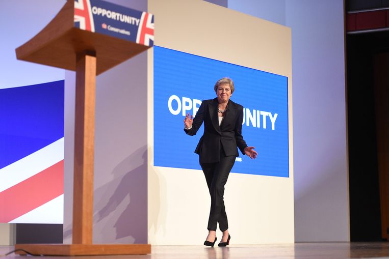 Theresa May, de 'houten klaas' die wel hield van een dansje op z'n tijd. Beeld AFP